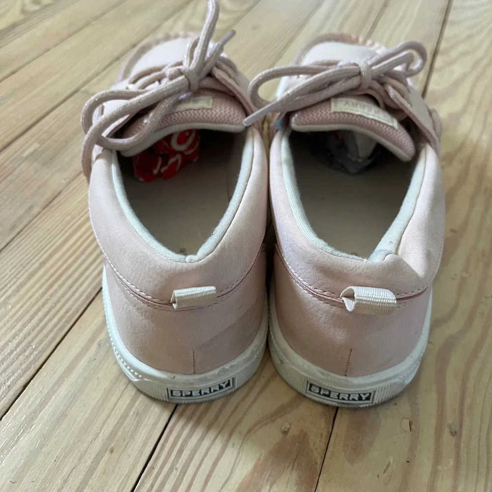 Sperry crest vibe